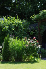 Garten mit Tisch und St&uuml;hlen