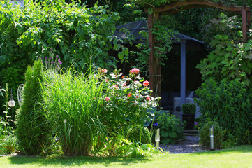 Fototapeta premium Garten mit Tisch und Stühlen