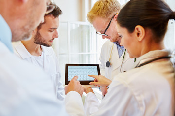 Ärzte arbeiten zusammen bei Diagnostik