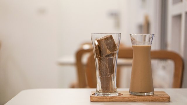 iced tea taste no one in the cafe.