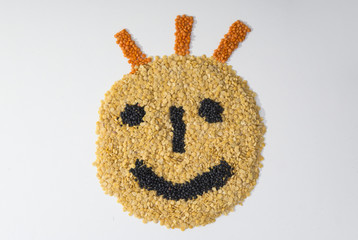 Gelbe, rote und schwarze Linsen in Form eines Smily.