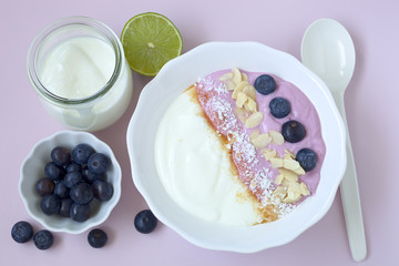 Natur- Joghurt mit Blaubeeren, Mandeln und Kokosflocken.