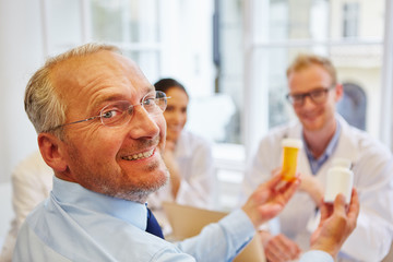 Senior als Patient lächelt zufrieden