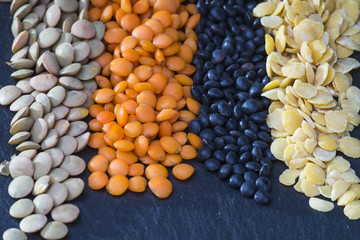 Grüne, rote, schwarze und gelbe Linsen in Reihe