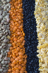 Grüne, rote, schwarze und gelbe Linsen in Reihe