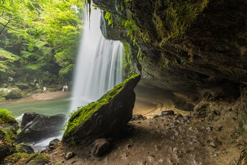 Obraz premium Inside Nabegataki waterfalls in Kumamoto, Kyushu, Japan