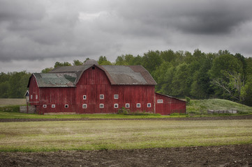 Obraz premium Red Barn Cloudy Day