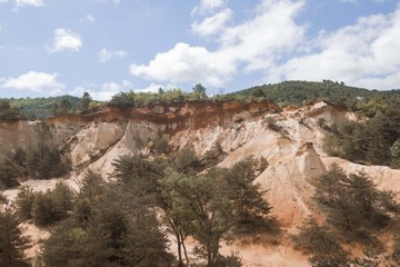  Le Colorado Proven&ccedil;al Ockerfelsen in Roussillon Frankreich