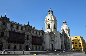 Fototapeta na wymiar Palais de l'archevêché et cathédrale plaza de Armas à Lima au Pérou