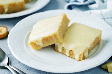 White chocolate banana bars