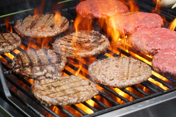 barbecue grill koken hamburger steak op het vuur