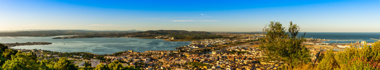 Fototapeta na wymiar Panoramique depuis le Mont Saint-Clair à Sète, Hérault en Occitanie, France