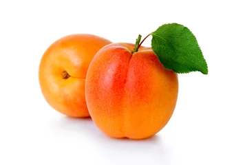 Photo sur Plexiglas Fruits Fruits mûrs d& 39 abricot avec la feuille verte d& 39 isolement sur le blanc