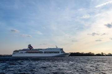 Obraz na płótnie Canvas ferry leaving the port