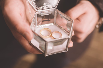 Offer of hand and heart, an original box for wedding rings