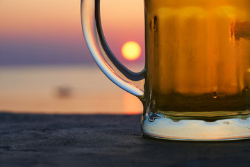 Bierglas vor Sonnenuntergang an der Kroatischen Mittelmeerk&uuml;ste