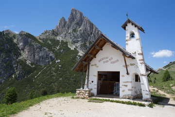 Fototapeta na wymiar Bergkapelle am Falzarego-Pass