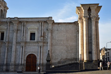 Colonnes de la cathédrale plaza de Armas à Arequipa au Pérou