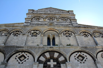 Fototapeta na wymiar chiesa romanica di San Pietro di Sorres presso Borutta (Sassari, Sardegna); coronamento della facciata