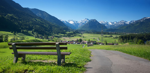 Rastbank oberhalb vom Ferienort Rubi bei Oberstdorf