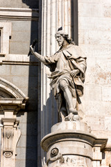 Vista estatua en palacio de oriente de madrid