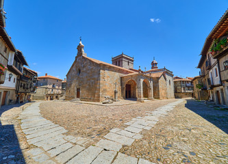 Obraz premium Plaza de la Iglesia de Nuestra Señora de la Asunción del Pueblo de la Alberca, Salamanca, España