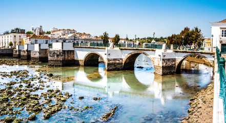 historische Brücke in Tavira, Algarve, Portugal, Europa  - obrazy, fototapety, plakaty