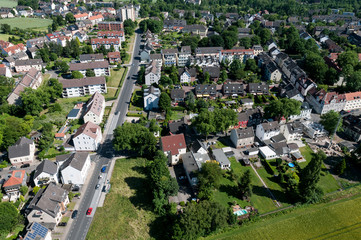 Luftaufnahme Wohngebiet / Siedlung mit Häusern in einer Kleinstadt