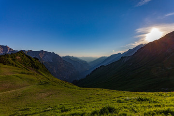 Die Sonne verschwindet hinter den Bergen