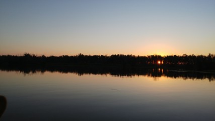 atardecer sobre el Rio Parana