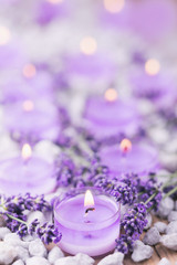 Fototapeta na wymiar Duft von Lavendel - Duftkerzen und Blüten