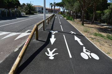 Obraz premium Piste à usage des cyclistes et des piétons