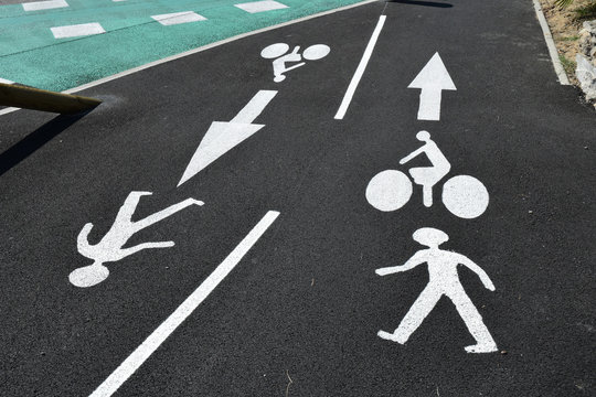 Fototapeta Piste à usage des cyclistes et des piétons