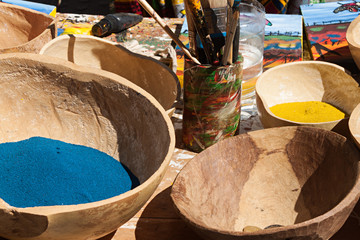 Pigmentos para pintar en cuencos de madera.