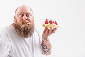 Man holding a dessert in his hand