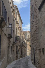 Fototapeta na wymiar paseo por las hermosas calles de la ciudad medieval de Cáceres en Extremadura, España