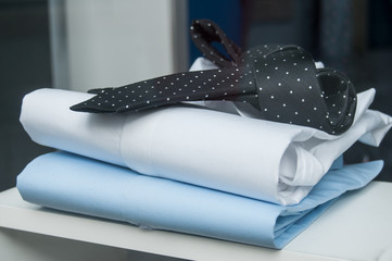 détail cravate et chemise en vitrine
