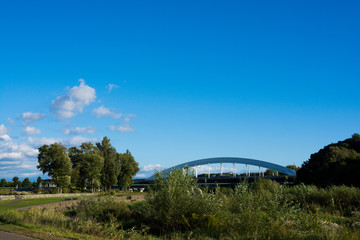 青く澄み渡った空とアーチ型の橋
