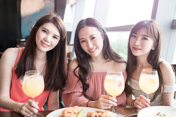 Obraz na płótnie Canvas women dine in restaurant