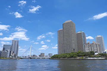 Fototapeta na wymiar 五月晴れの隅田川と中央大橋