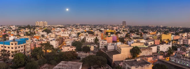 Fotobehang Het panorama van de stadshorizon van Bangalore in ingezetene streek bij nacht, Bangalore, India © Noppasinw