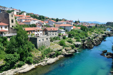 Fototapeta na wymiar Босния и Герцеговина, древний город Мостар на берегу реки Радобла