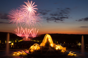 Nächtliche Feuerwerksshow beim Schloss Versailles
