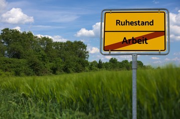 Ruhestand - Arbeit - Bilder mit W&ouml;rtern aus dem Bereich Altersarmut, Wortwolke, W&uuml;rfel, Buchstabe, Bild, Illustration