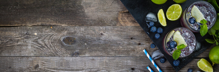 Mojito aux bleuets sur fond de bois rustique