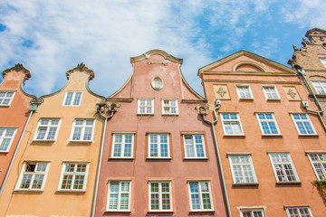 Fototapeta na wymiar Häuserfassaden auf der Piwna und Großes Zeughaus (Wielka Zbrojownia) Gdańsk (Danzig) pomorskie (Pommern) Polska (Polen)