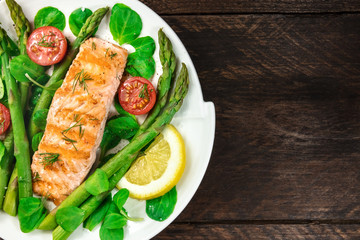 Grilled salmon with asparagus and green salad