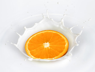 Obraz na płótnie Canvas orange splash in milk
