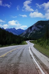 Naklejka premium Road to the Mountains with blue skies