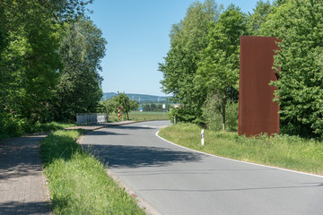 Aufrechte Stahlplatte, an der ehemaligen innerdeutschen Grenze bei Abbenrode, Symbol und Gedenken...